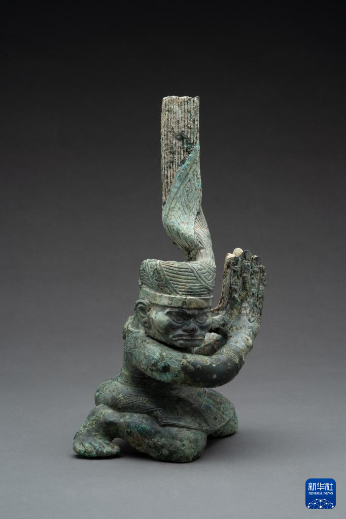 四川廣漢市三星堆商代遺址四號(hào)坑出土扭頭跪坐銅人像（資料圖）。