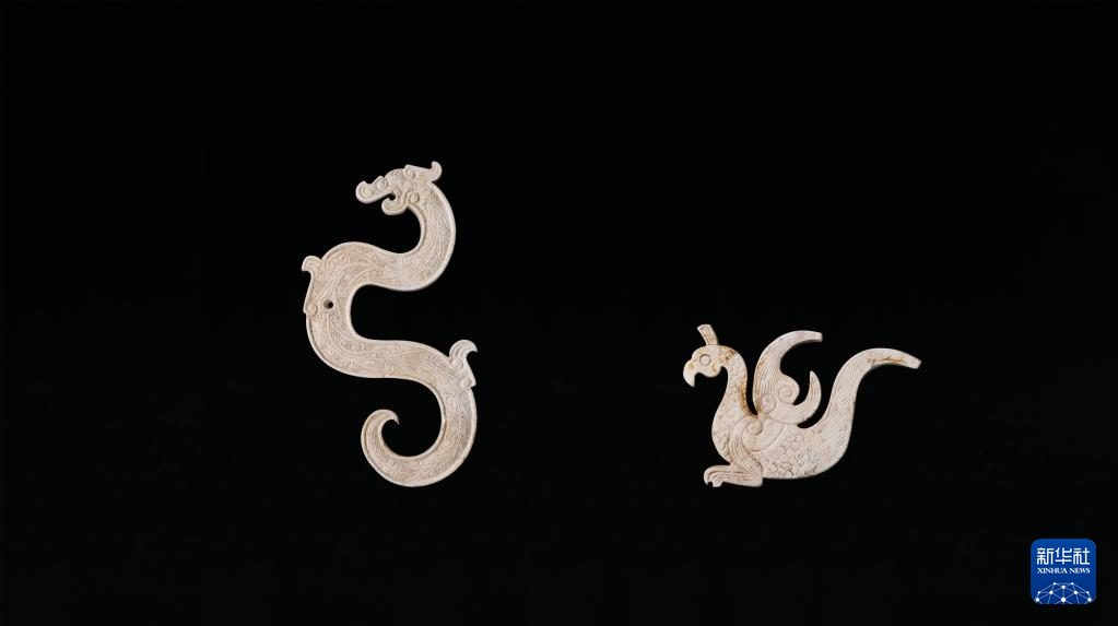 江西樟樹市國(guó)字山戰(zhàn)國(guó)墓葬出土玉龍、玉鳳（資料圖）。