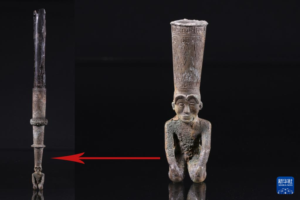 江西樟樹市國(guó)字山戰(zhàn)國(guó)墓葬出土銅跽坐人鐓（資料圖）。