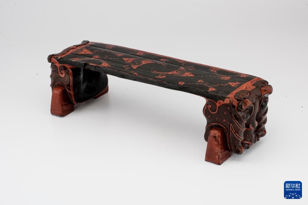 湖北云夢(mèng)縣鄭家湖戰(zhàn)國(guó)秦漢墓地出土漆木虎頭枕（資料圖）。