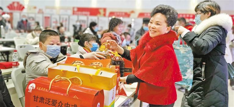 身殘志堅(jiān)的郭淑芳與愛(ài)同行37年 點(diǎn)一盞燈，照亮別人也照亮自己