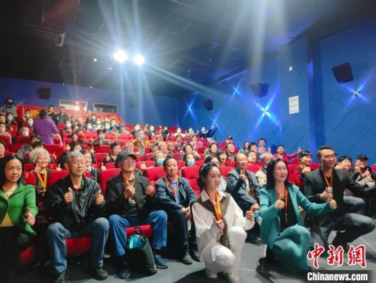 《浴血誓言》主創(chuàng)團隊與到場的紅軍后代合影?！￡愡x斌 攝