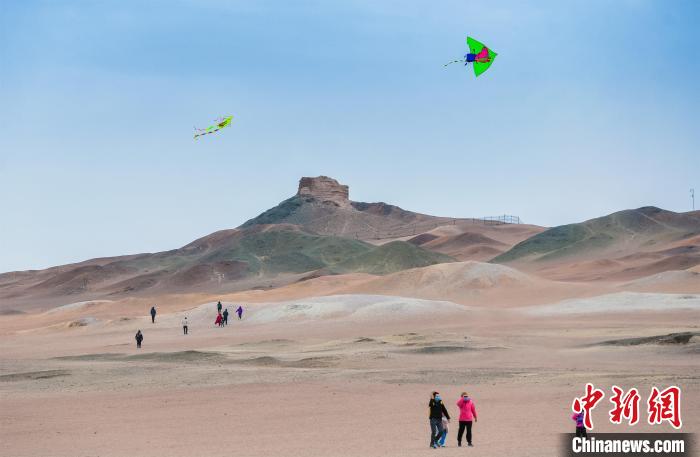 圖為市民正在陽(yáng)關(guān)景區(qū)放風(fēng)箏?！⊥醣筱y 攝