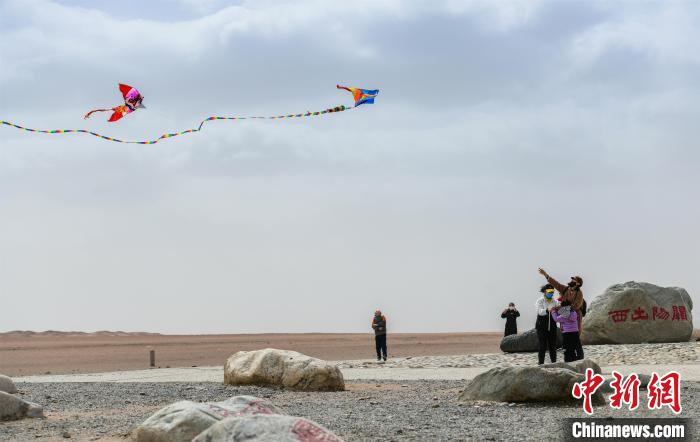 圖為市民正在陽(yáng)關(guān)景區(qū)放風(fēng)箏?！⊥醣筱y 攝