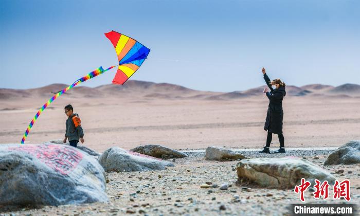 圖為市民正在陽(yáng)關(guān)景區(qū)放風(fēng)箏?！⊥醣筱y 攝