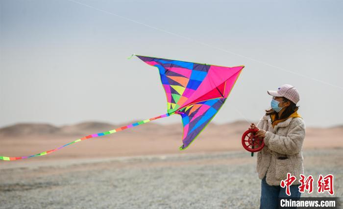 圖為市民正在陽(yáng)關(guān)景區(qū)放風(fēng)箏?！⊥醣筱y 攝