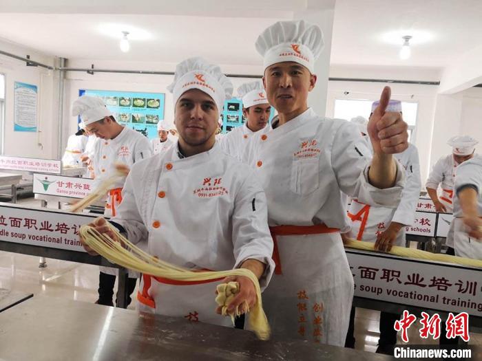 圖為外國留學(xué)生學(xué)習(xí)牛肉面的制作。(資料圖) 史靜靜 攝