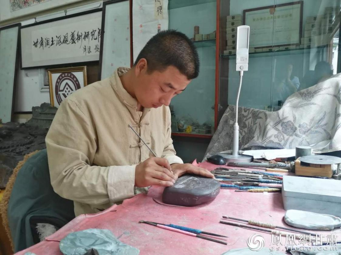洮硯制作技藝第六代傳人、國家藝術(shù)基金資助青年藝術(shù)家、正高級(jí)洮硯雕刻藝術(shù)師李江平十年如一日專注于洮硯制作 圖源自網(wǎng)絡(luò)
