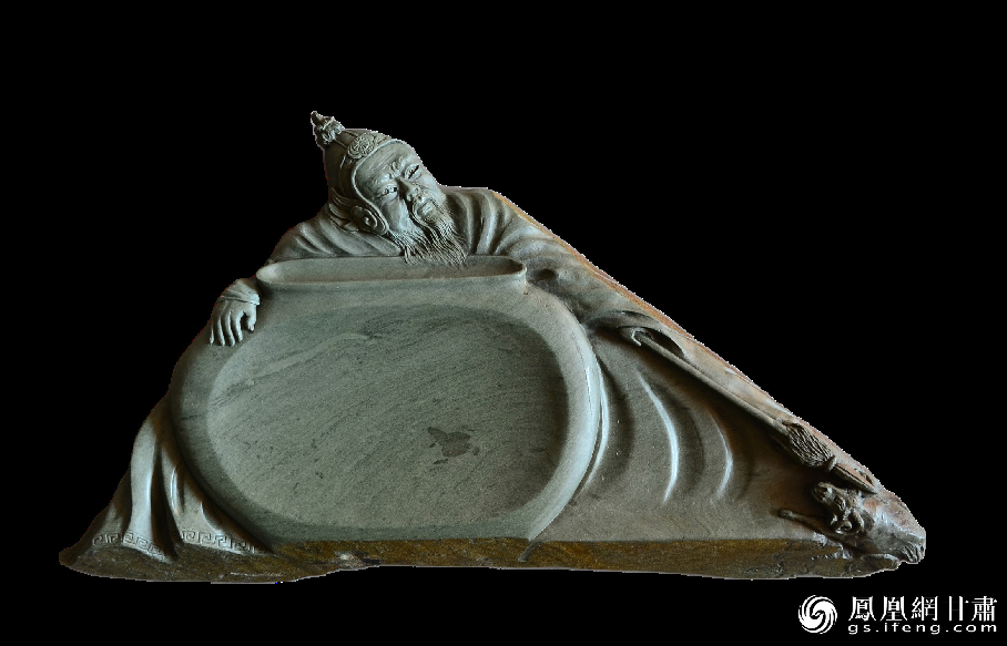 《醉臥沙場君莫笑》硯使王翰《涼州詞》中“醉臥沙場君莫笑，古來征戰(zhàn)幾人回？”的意境躍然硯臺(tái)之上。資料圖