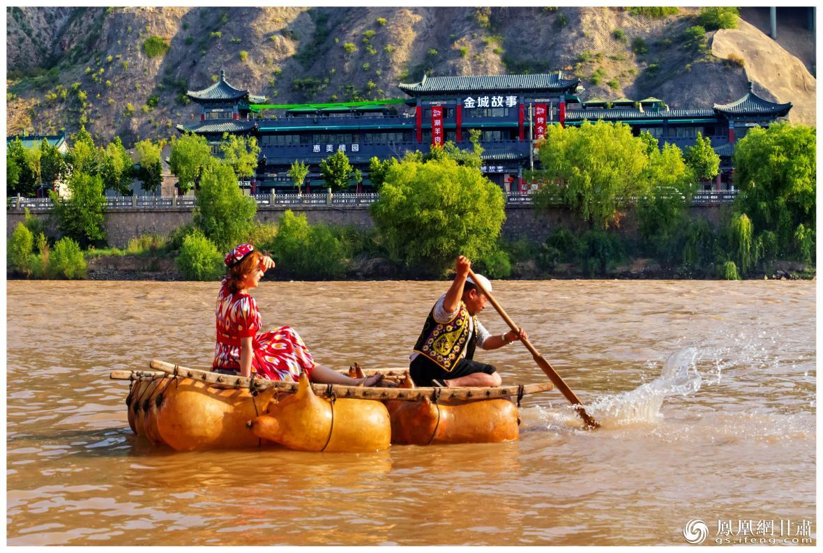 筏子客揮動(dòng)著劈波斬浪的船槳，槳聲中混搭著風(fēng)聲、水聲和男女對(duì)歌的花兒聲。蘭州市文旅局供圖