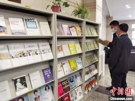 圖為國(guó)網(wǎng)甘肅電力黨校的職工書(shū)架。　徐雪 攝