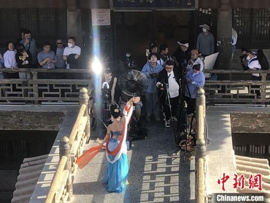 圖為5月以來，“奧大?！敝辈ガF(xiàn)場引游客圍觀。　敦煌市委宣傳部供圖