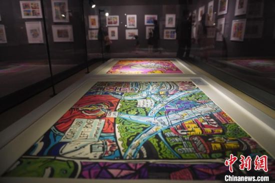 市民參觀少兒美術(shù)展覽。