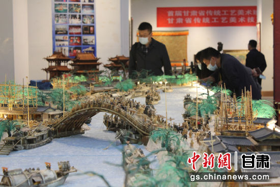 圖為參評(píng)作品牦牛角立體微雕“清明上河圖”。徐雪 攝