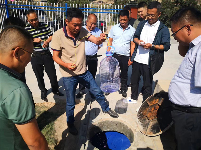 城關(guān)區(qū)作風(fēng)建設(shè)督察組赴青白石污水處理站，檢查污水采樣情況。.jpg