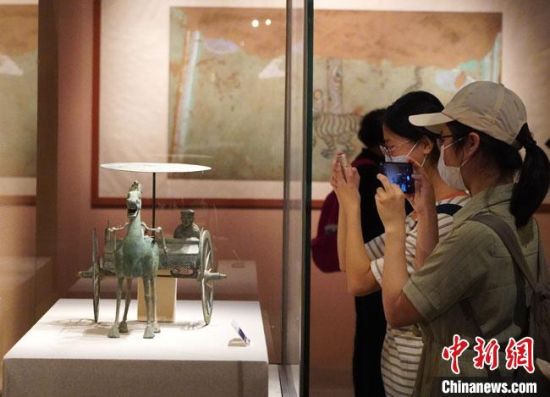 圖為參觀者參觀“大道攸歸：五涼文化展”展陳文物?！【琶赖┰?攝