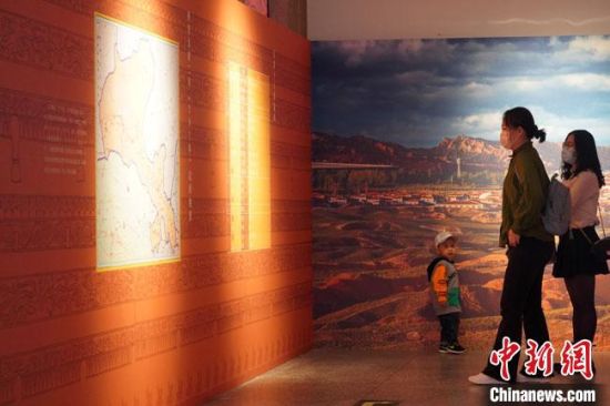 圖為參觀者參觀“大道攸歸：五涼文化展”展陳文物?！【琶赖┰?攝