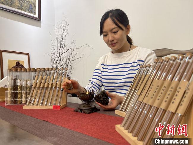 圖為魯雯展示燃香禮儀?！「攥?攝