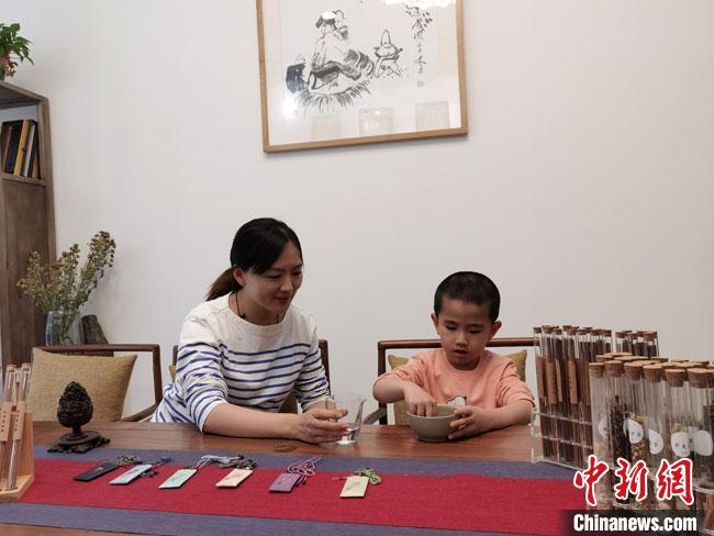 圖為魯雯為小學(xué)員授課和培訓(xùn)?！●T志軍 攝