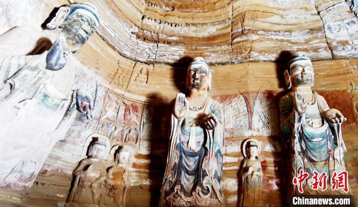 北石窟寺窟內(nèi)造像因受水顯得斑駁?！“瑧c龍 攝