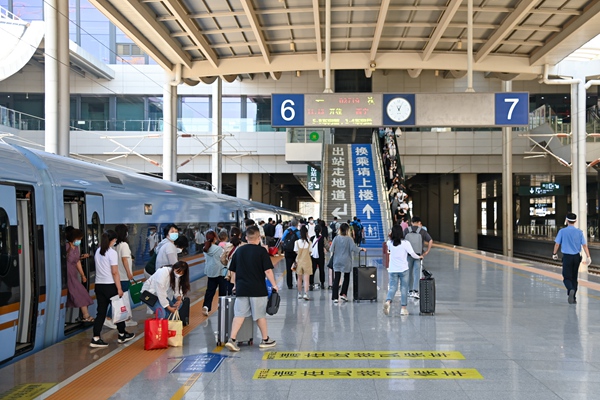 暑運(yùn)大幕開啟。蘭州鐵路局供圖