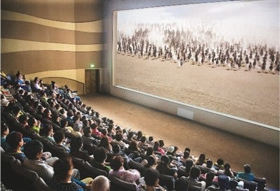 游客在莫高窟數(shù)字展示中心觀看主題電影《千年莫高》。