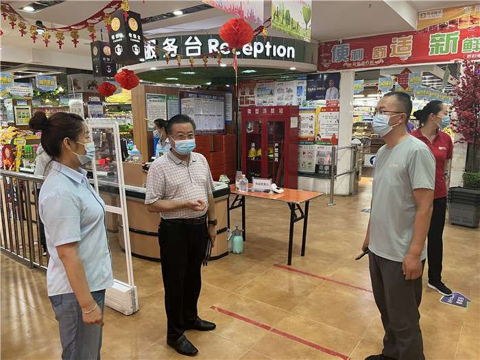 7月15日，酒泉市玉門市疫情防控督查組在隴商聯(lián)華超市監(jiān)督檢查疫情防控措施落實(shí)情況。 .jpg