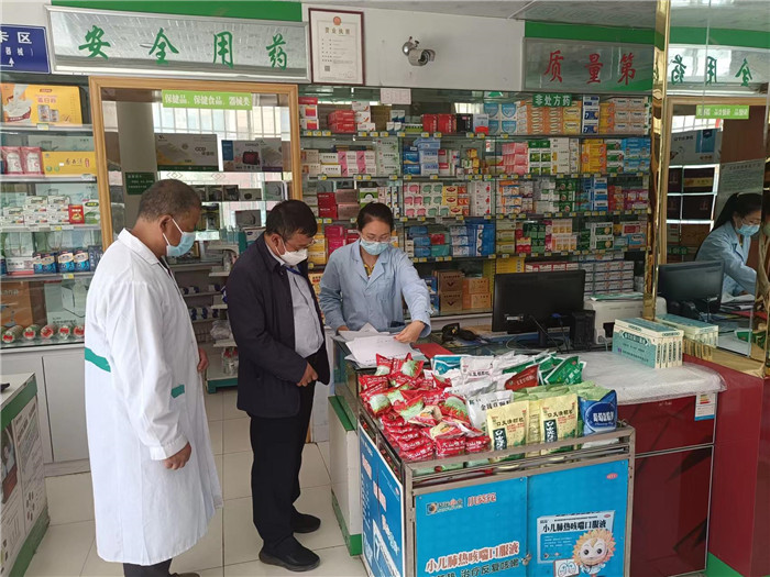 甘南州合作市紀(jì)委監(jiān)委第一督查組在合作市世紀(jì)大藥房進(jìn)行督查檢查。.jpg