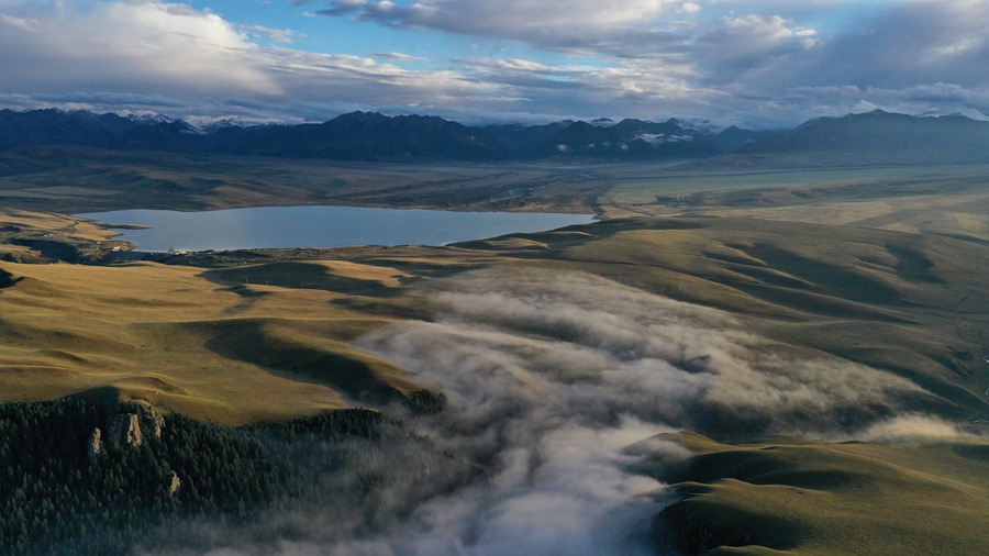 甘肅山丹馬場(chǎng)：峽谷云霧似仙境。 王超攝