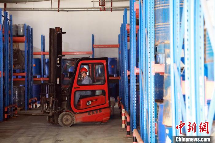 圖為甘肅省危險(xiǎn)廢物處置中心危險(xiǎn)廢物儲(chǔ)存庫。　魏建軍 攝