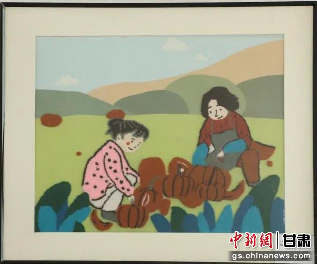 嘉峪關(guān)市新城鎮(zhèn)新城村農(nóng)業(yè)產(chǎn)業(yè)園區(qū)內(nèi)，母女兩人在摘南瓜。刺繡 馬艾米乃 繡稿 敬紅霞