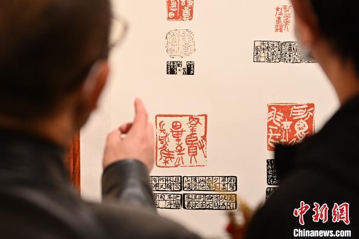 圖為甘肅蘭州，參展作品吸引參觀者。 中新社記者 李亞龍 攝