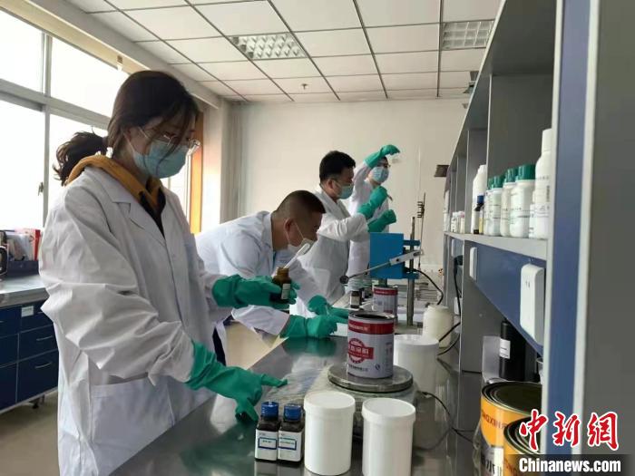 圖為肖菲(前一)帶領(lǐng)團(tuán)隊(duì)研發(fā)水性涂料。(資料圖) 受訪者供圖