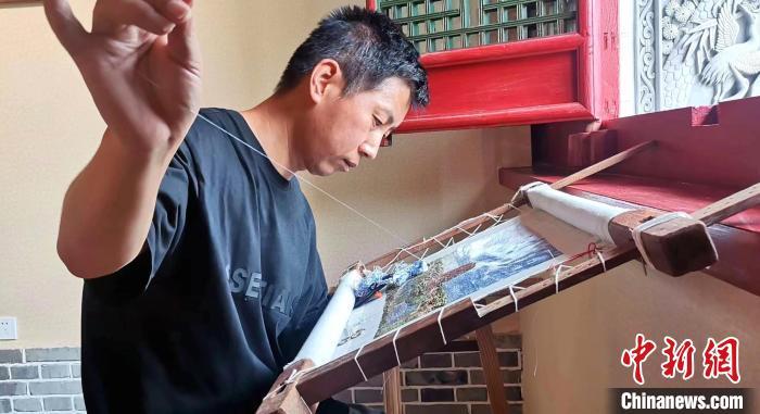 圖為甘肅天水市武山刺繡非遺代表性傳承人劉云帆專心刺繡。(資料圖) 甘肅省非遺保護(hù)中心供圖