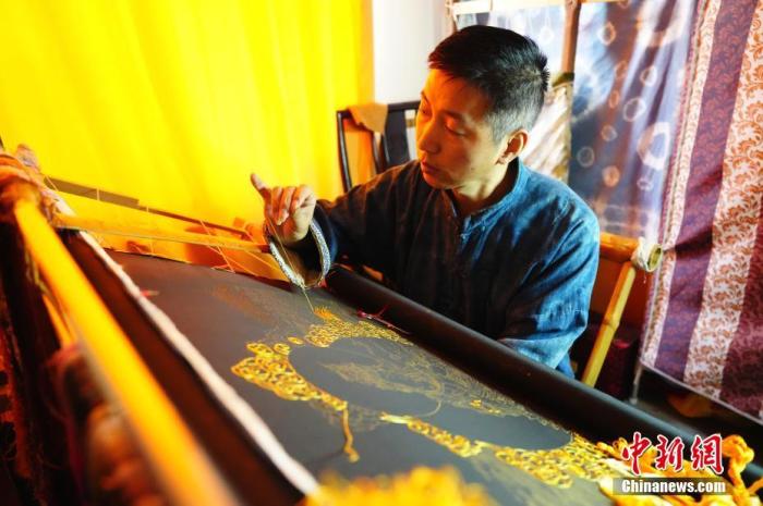 系統(tǒng)性挖掘整理古代敦煌刺繡，是甘肅天水市級非遺代表性項目武山刺繡代表性傳承人劉云帆這兩年最緊要的工作之一。圖為劉云帆在創(chuàng)作富含敦煌刺繡元素的作品。 中新社發(fā) 謝秉錫 攝 