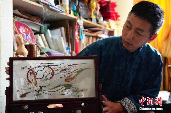 圖為劉云帆展示敦煌元素的刺繡作品。 中新社發(fā) 謝秉錫 攝