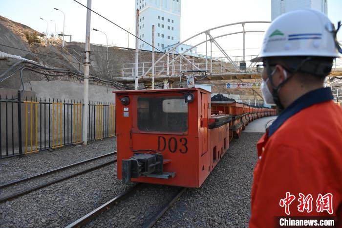 圖為工作人員正在觀察車輛運(yùn)行情況。　李亞龍 攝