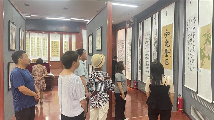 1673921150396265.jpg 臨夏縣組織黨員干部觀看廉潔書畫作品.jpg