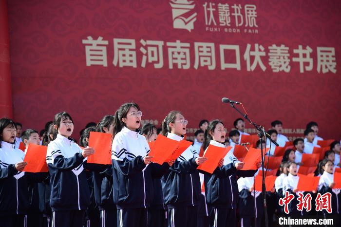 圖為學(xué)生們在開幕式上誦讀經(jīng)典。　梁照曾 攝