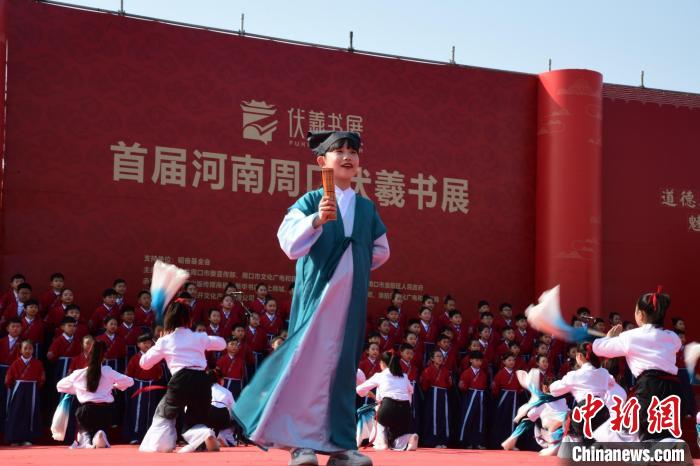 圖為學(xué)生們在開幕式上誦讀經(jīng)典?！×赫赵?攝