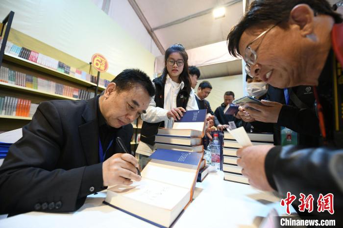 圖為作家王躍文現(xiàn)場簽名售書?！×赫赵?攝