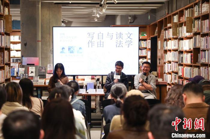 《至少還有文學(xué)》推出：在今天，我們?yōu)槭裁催€需要文學(xué)？