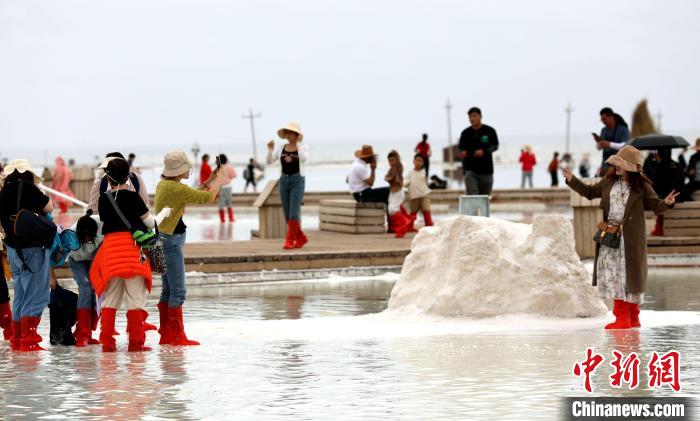 圖為游客在茶卡鹽湖拍照?！⊙Φ?攝