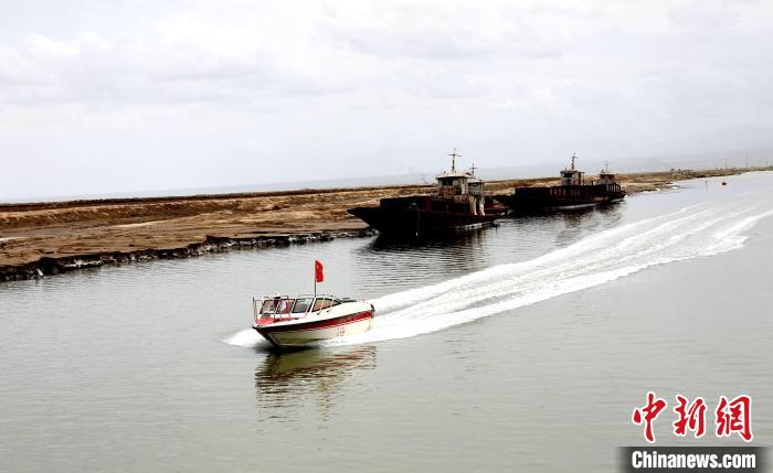 圖為茶卡鹽湖?！⊙Φ?攝