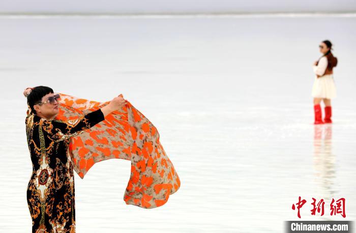 圖為游客在茶卡鹽湖拍照?！⊙Φ?攝