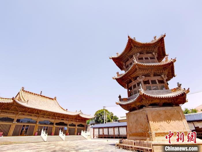 圖為阿河灘清真寺局部?！?zhí)砀?攝