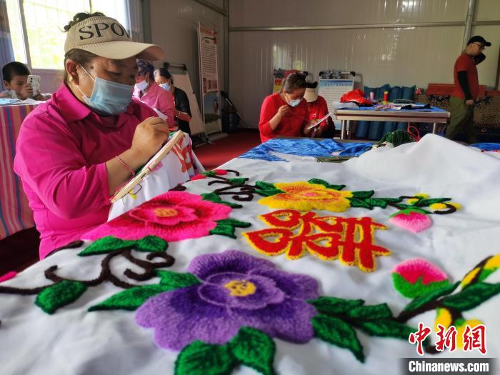 圖為婦女制作青繡。　張?zhí)砀?攝