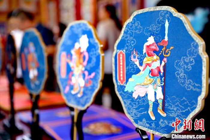 圖為唐卡延伸產(chǎn)品?！⊙Φ?攝