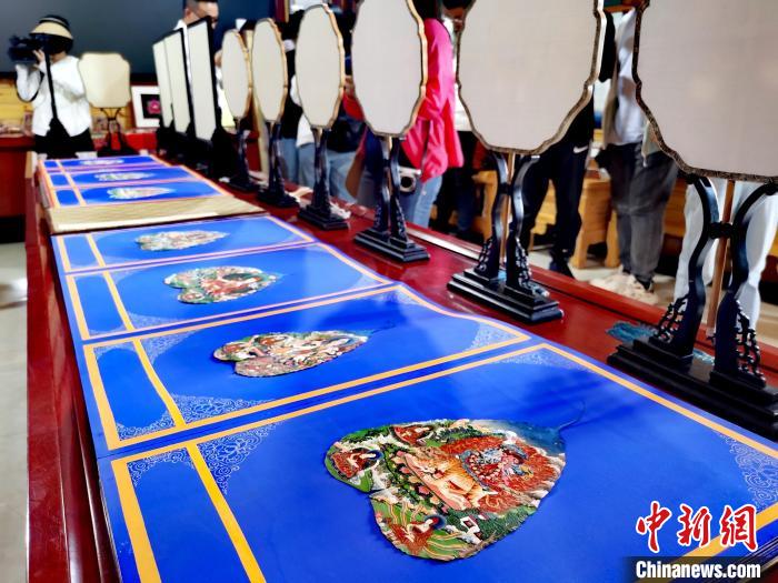 圖為唐卡延伸產(chǎn)品?！?zhí)砀?攝