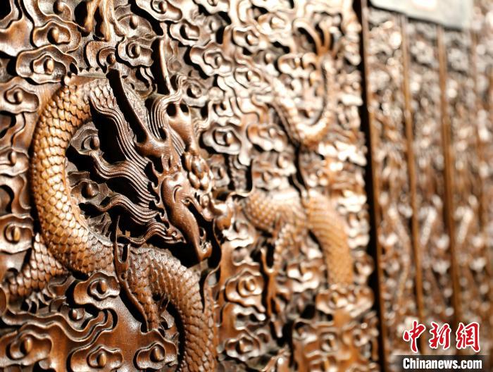 圖為青海永錄民俗博物館內(nèi)珍藏的中式家具細節(jié)展示?！⊙Φ?攝